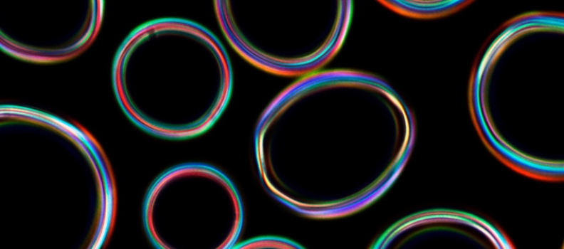 Charakterisierung von Oberflächen mit strukturellen Farben aufgrund interner Totalreflexion